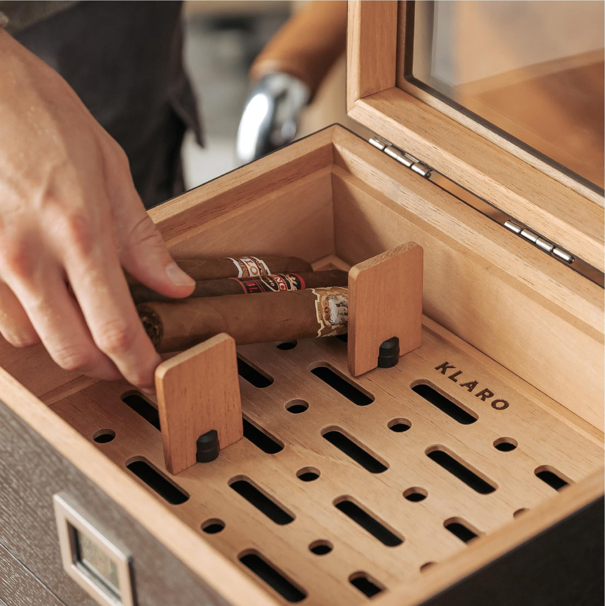 CASE ELEGANCE Renzo Glass Top Cigar Humidor with Cedar - Brown